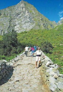 The Hemkundsaheb pilgrim trail