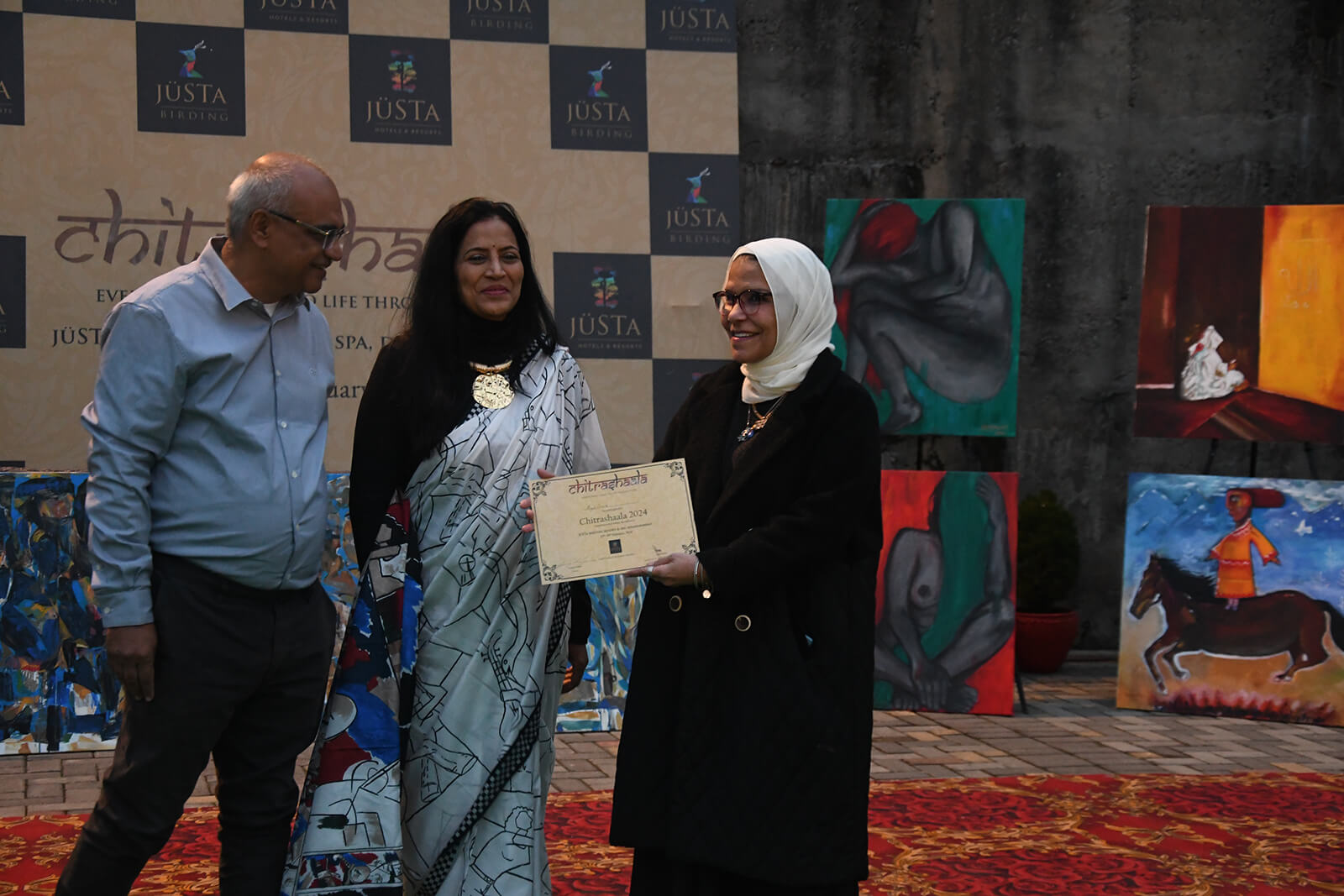 Ashish Vohra and Deepika Govind present certificates tothe participants 