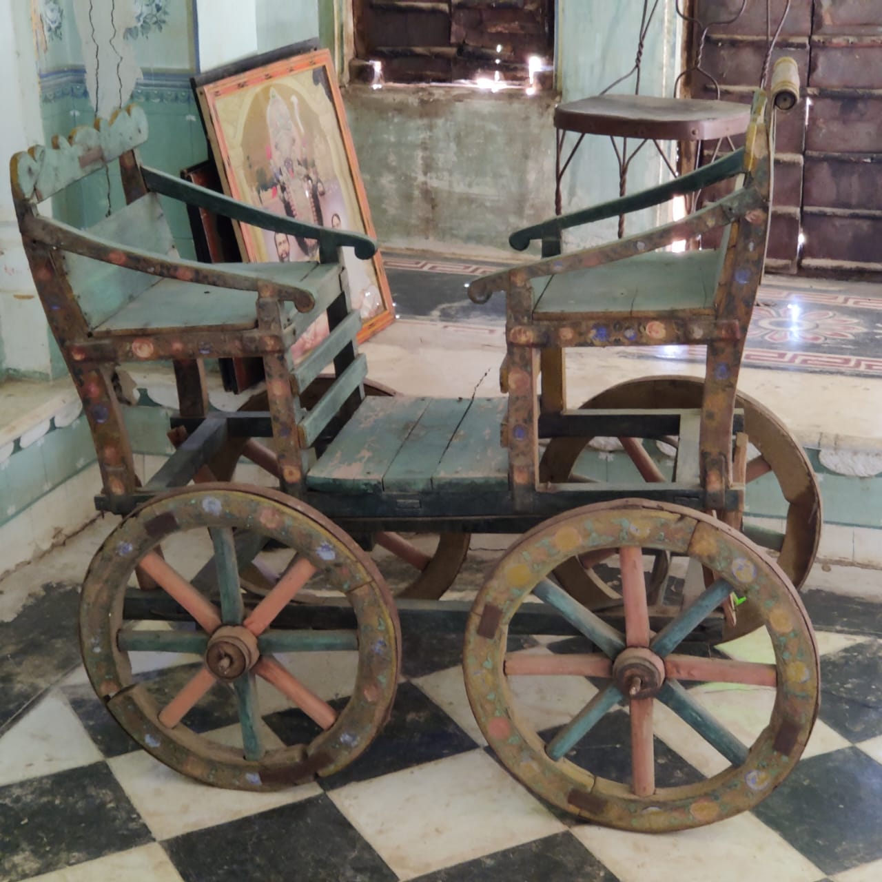 Antique items at Murmuria Haveli