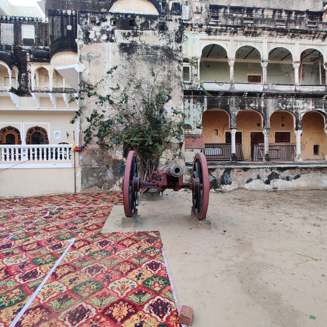 A canon displayed outside the Mandawa Fort