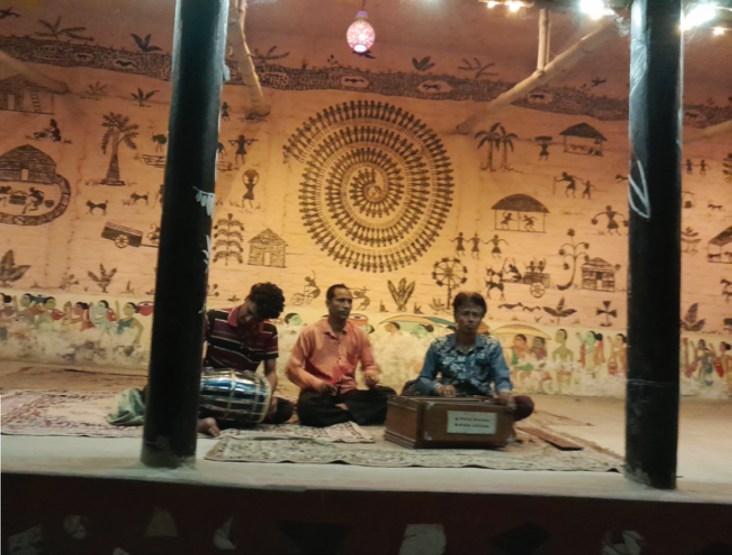 Musicians entertaining tourists at the resort